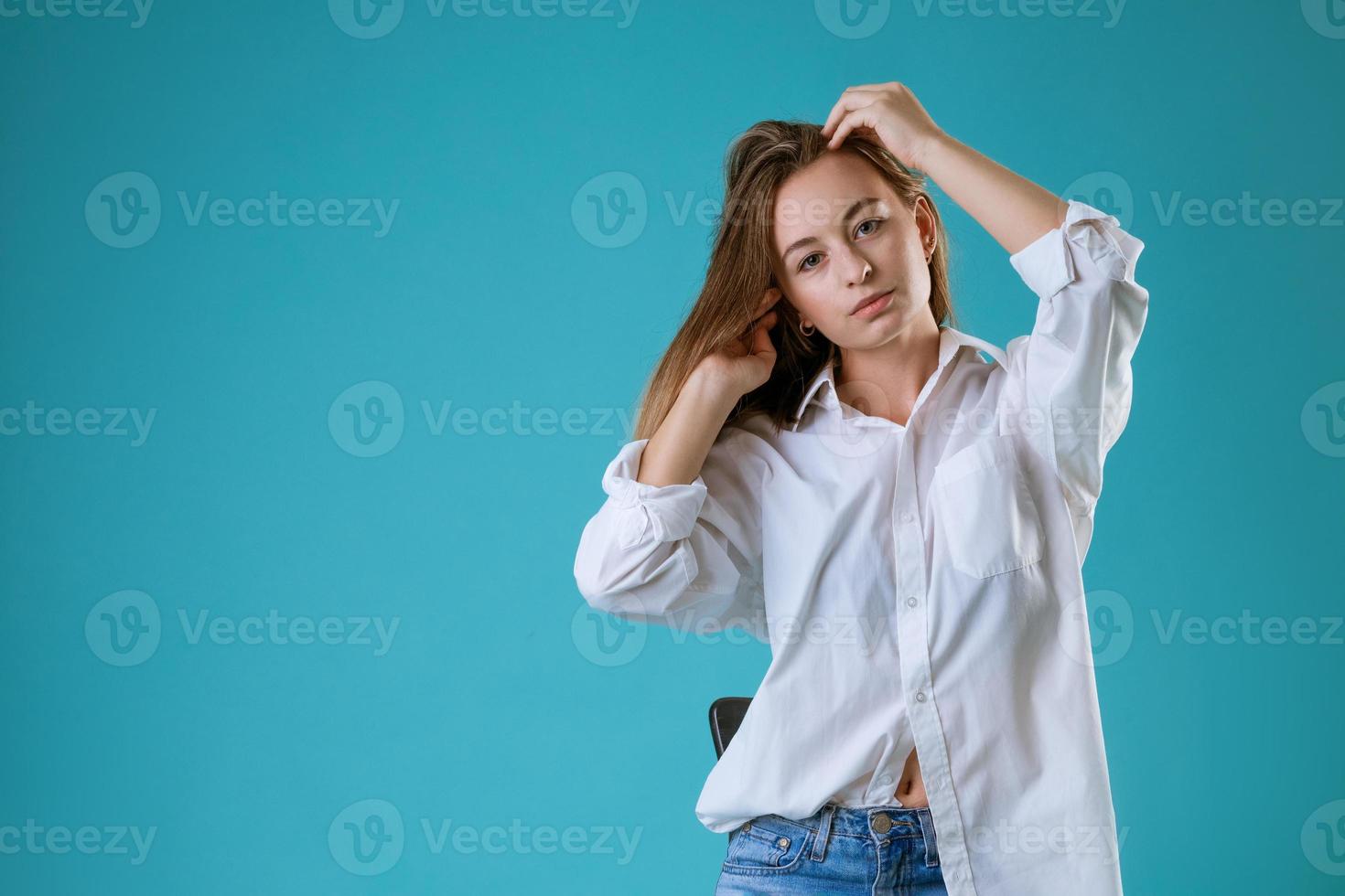 portret van jong vrouw met verdrietig gezicht Aan blauw achtergrond foto