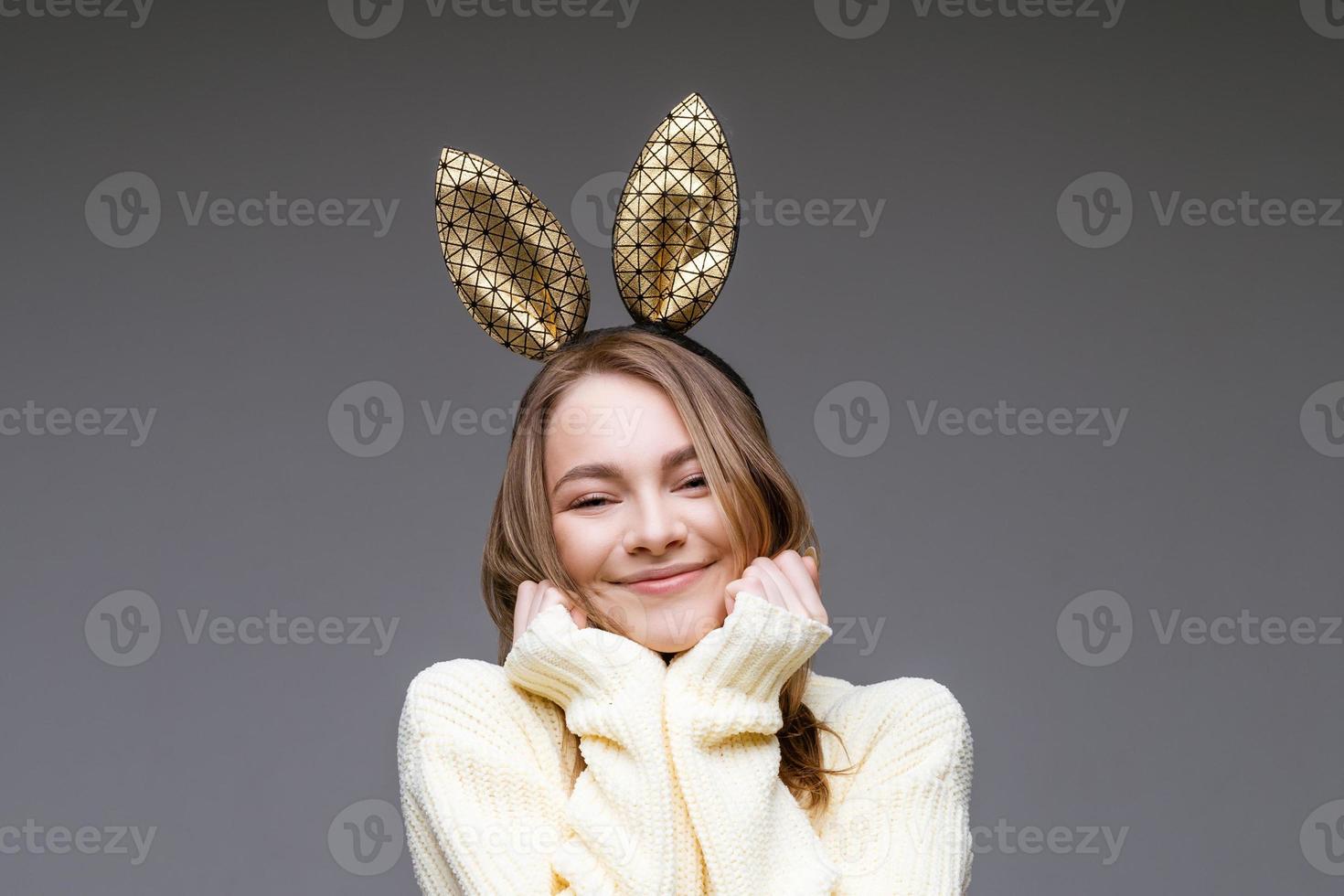 portret van een schattig meisje in konijn oren foto