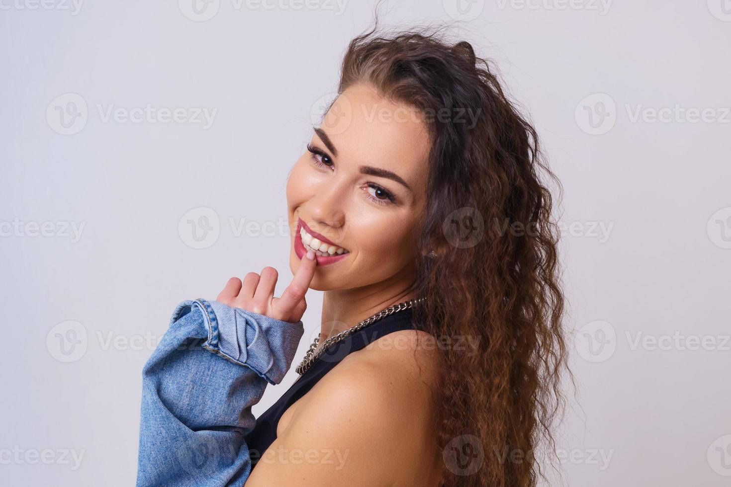 portret van een schattig en verlegen jong vrouw lachend. jong Kaukasisch vrouw poseren foto