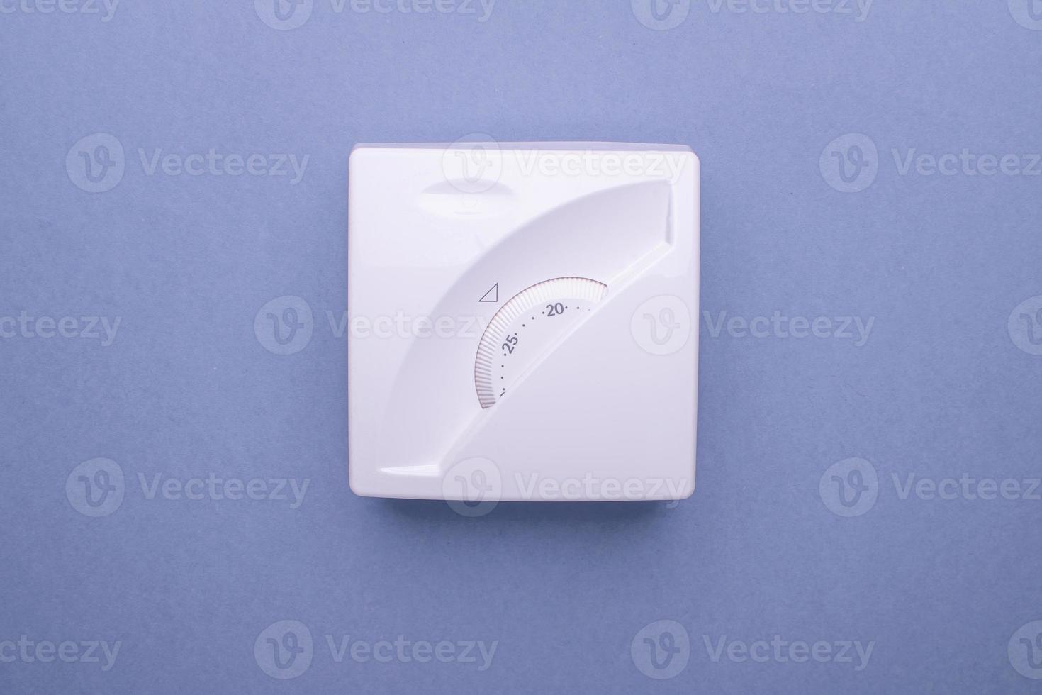wit thermostaat tonen de temperatuur in Celsius in de huis. de concept van besparing gas- en elektriciteit. foto