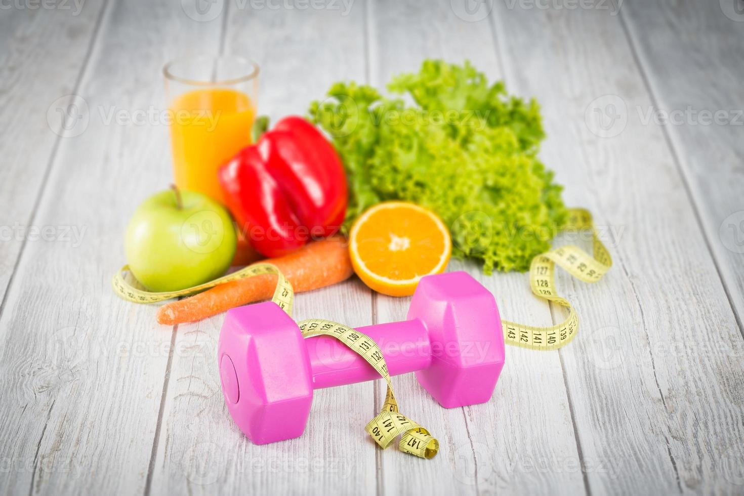 fitnessapparatuur en gezonde voeding. foto