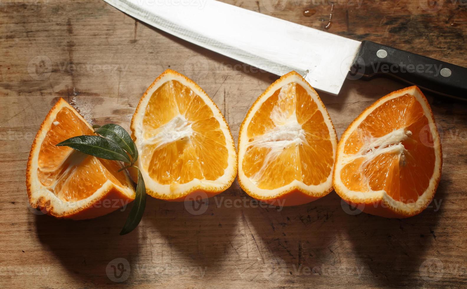 sinaasappel op een houten bord foto
