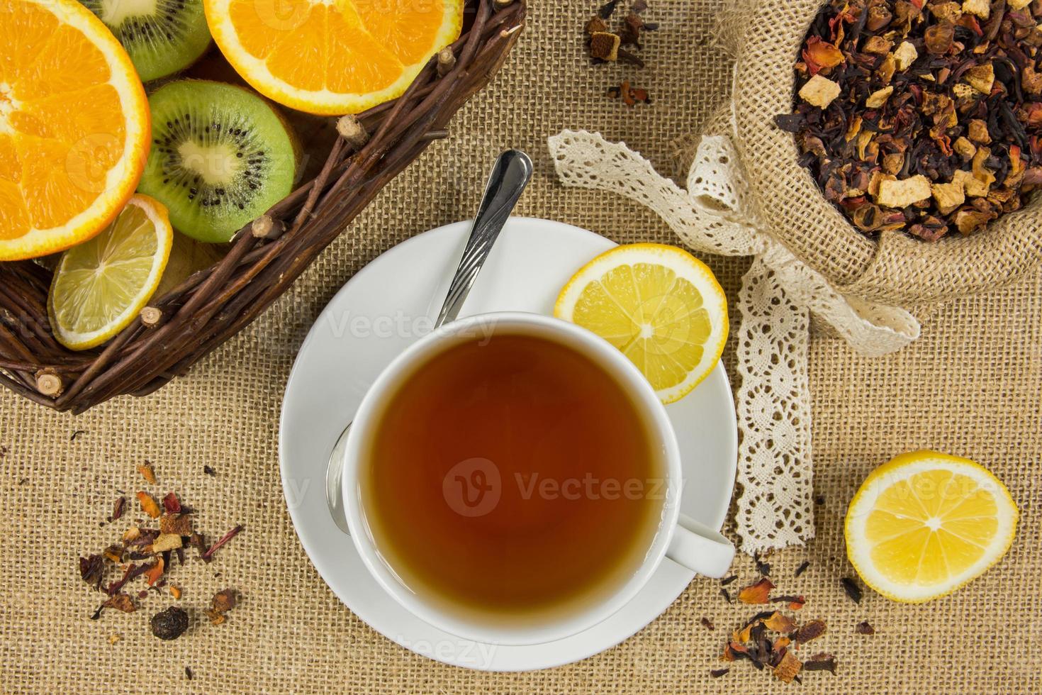 warme kop thee, kruidenblaadjes en rijp fruit foto