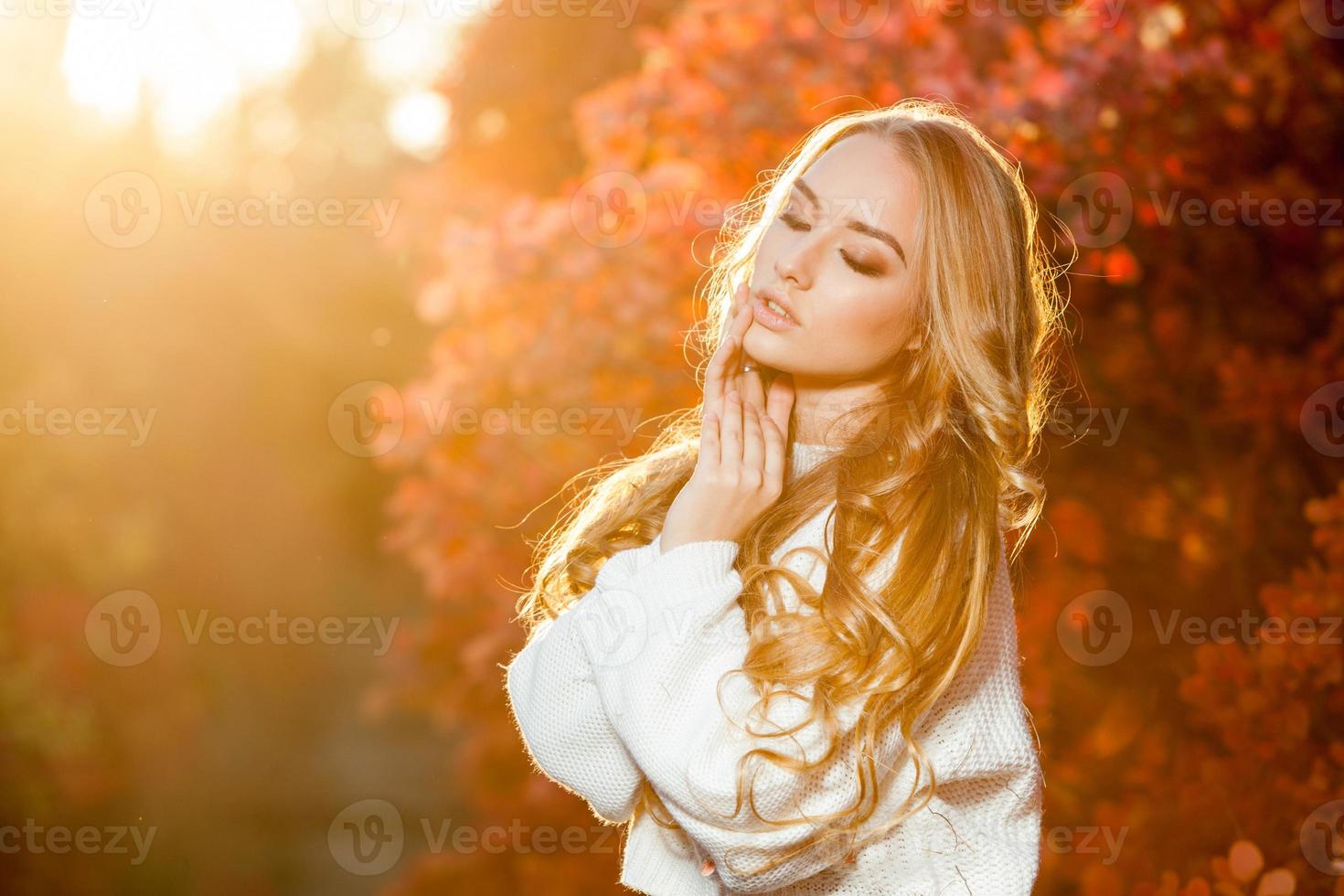 jonge vrouw op een achtergrond van rode en gele herfst foto