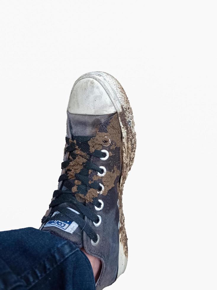 de voeten van een Mens vervelend schoenen dat zijn vuil met modder foto