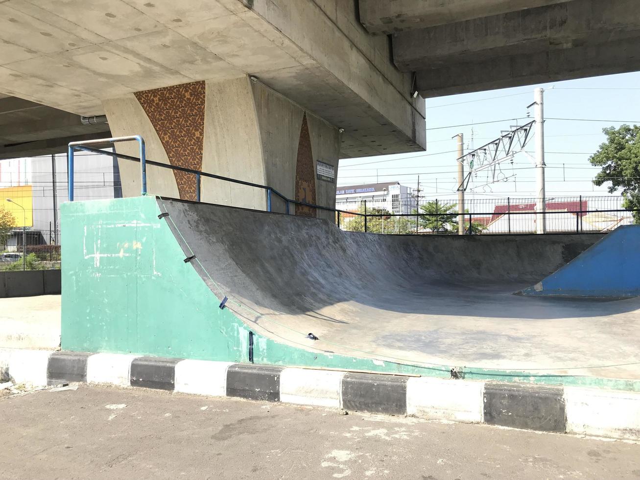 leeg skatepark in de stad openbaar park foto