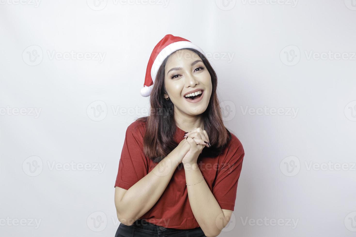 gelukkig Aziatisch de kerstman vrouw is glimlachen geïsoleerd door wit achtergrond. Kerstmis concept. foto