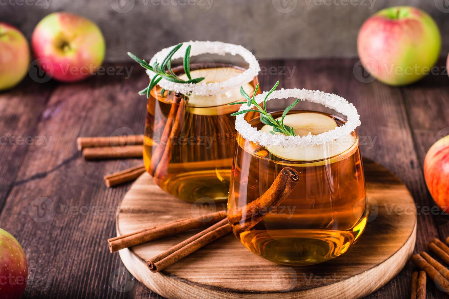 eigengemaakt biologisch appel cider met kaneel en rozemarijn in bril Aan de tafel foto