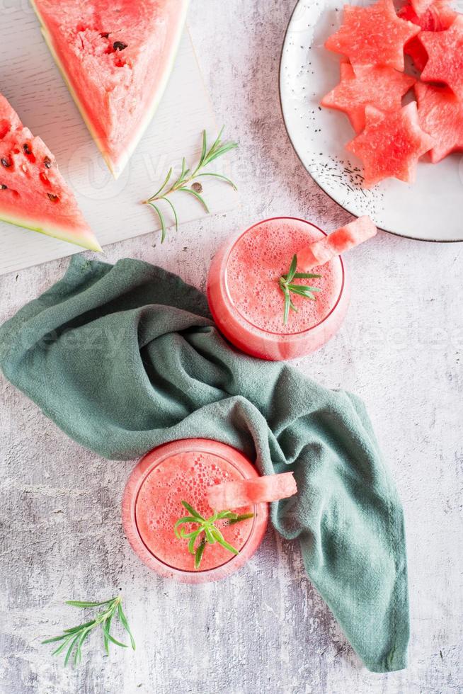 verkoudheid watermeloen drinken in bril Aan de tafel. zomer verfrissend cocktails. top en verticaal visie foto