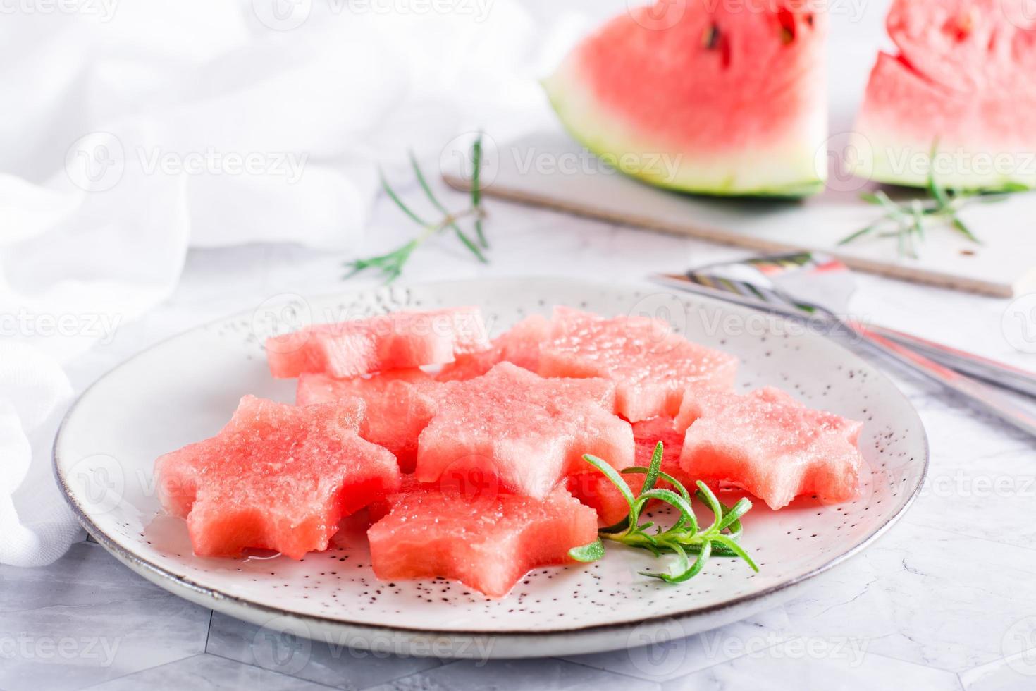 stukken van vers watermeloen in de het formulier van sterren Aan een bord Aan de tafel. zomer verfrissing. foto