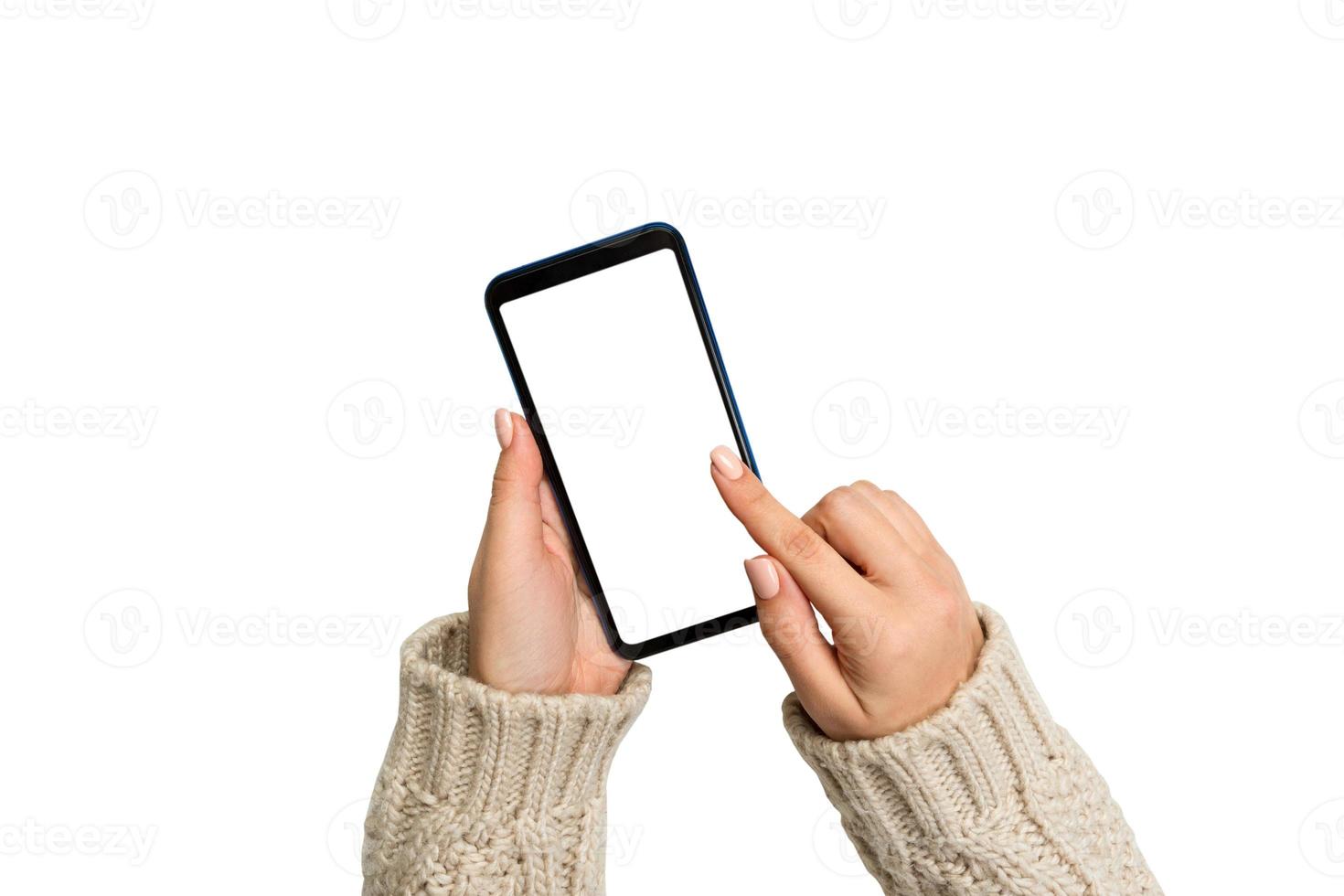 Kerstmis online winkelen. vrouw handen in trui tintje scherm mobiel telefoon. vrouw typen Aan mobiel telefoon geïsoleerd Aan wit achtergrond foto