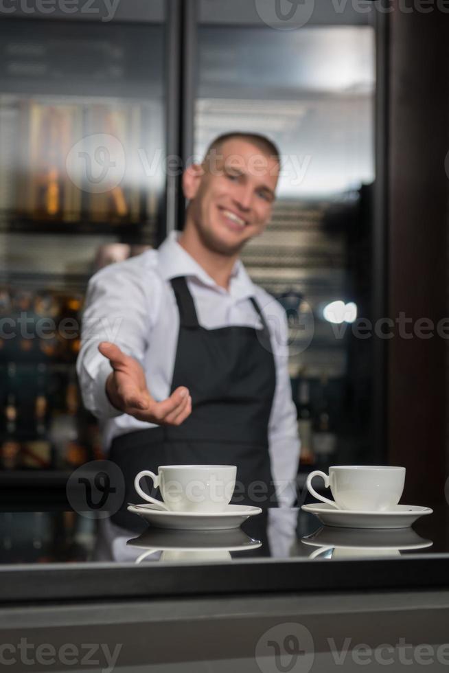 barista die je koffie doet foto