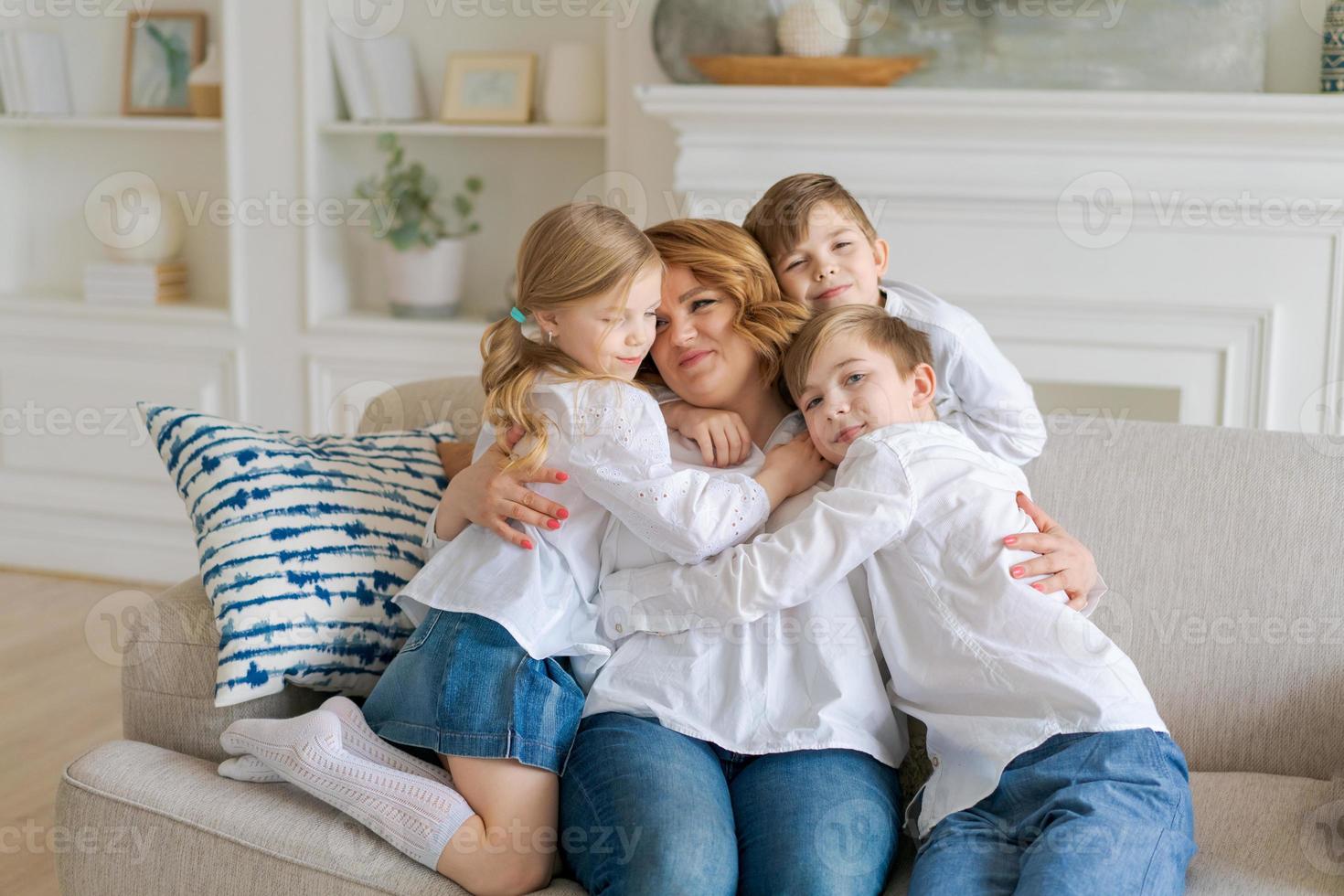 schattig kinderen knuffelen, opgewonden mam tonen liefde en affectie, glimlachen moeder foto