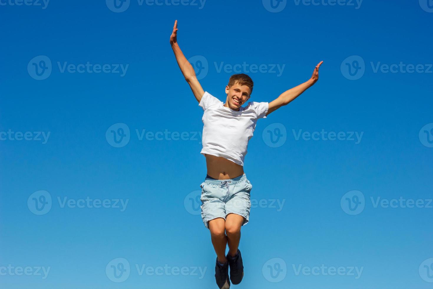 gelukkig jongen jumping in de foto