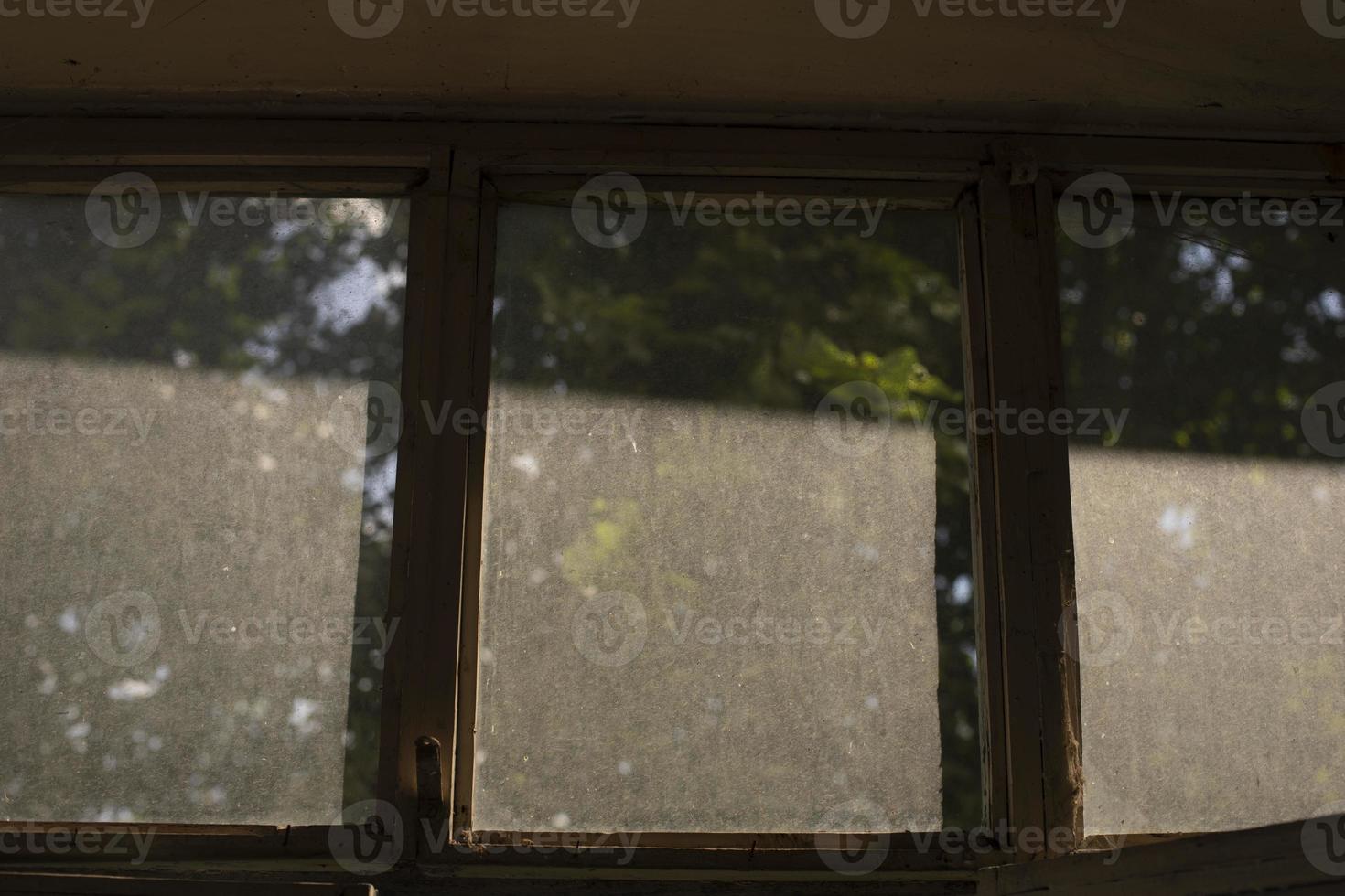 stof Aan venster. glas Aan balkon. stof laag in zonlicht. foto