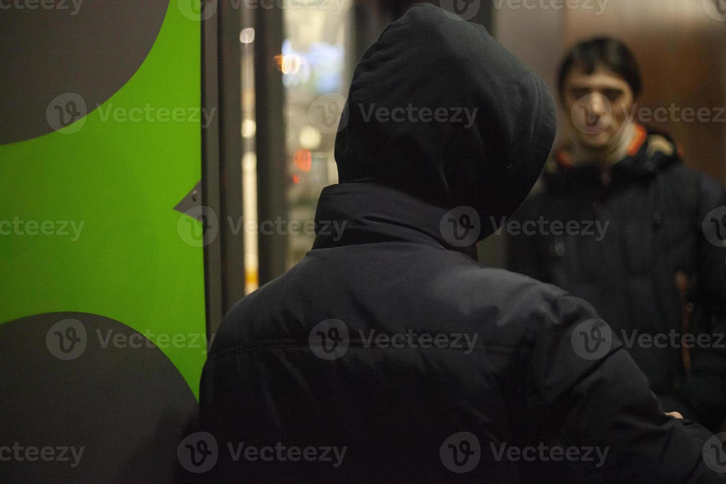 vent in zwart kap. crimineel persoonlijkheid. geheimzinnig handelaar. onwettig activiteiten. foto