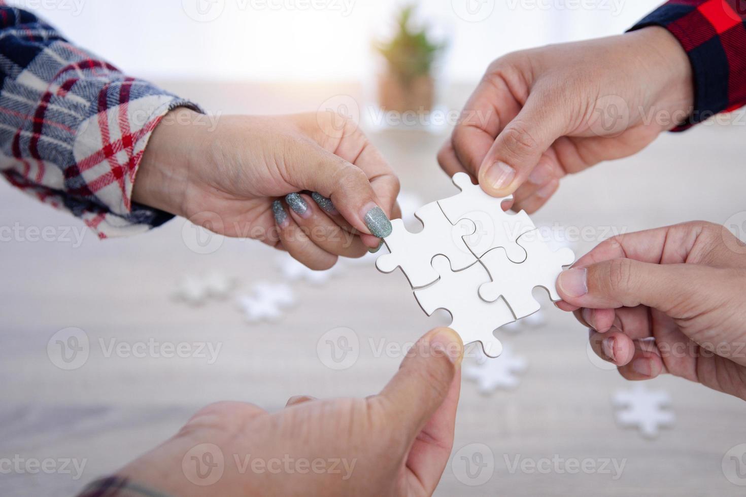 bedrijf groep willen naar zetten stukken van puzzel samen. decoupeerzaag puzzel en oplossen puzzel samen, zaken team in elkaar zetten decoupeerzaag puzzel. foto