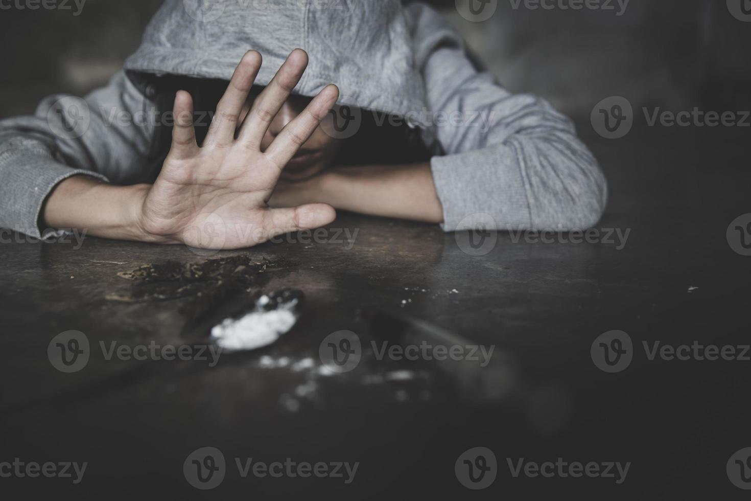 een vrouw maken een hou op gebaar naar drugs, hou op verdovende middelen concept. Internationale dag tegen drug misbruik. foto