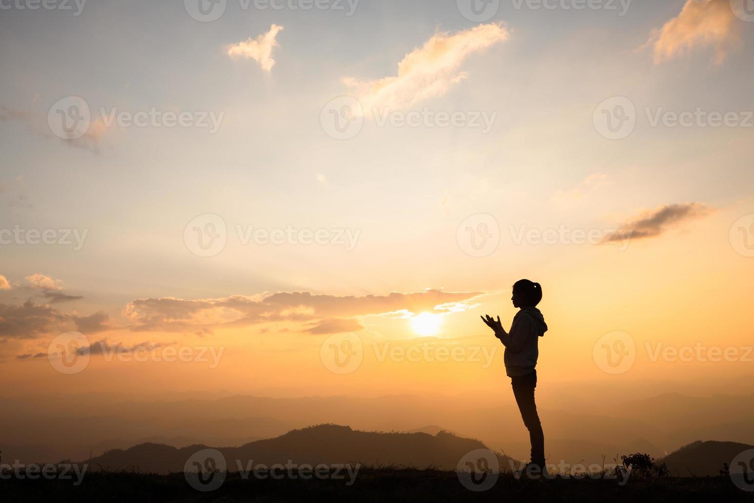 silhouet van jong menselijk handen Open palm omhoog aanbidden en bidden naar god Bij zonsopkomst, christen religie concept achtergrond. foto