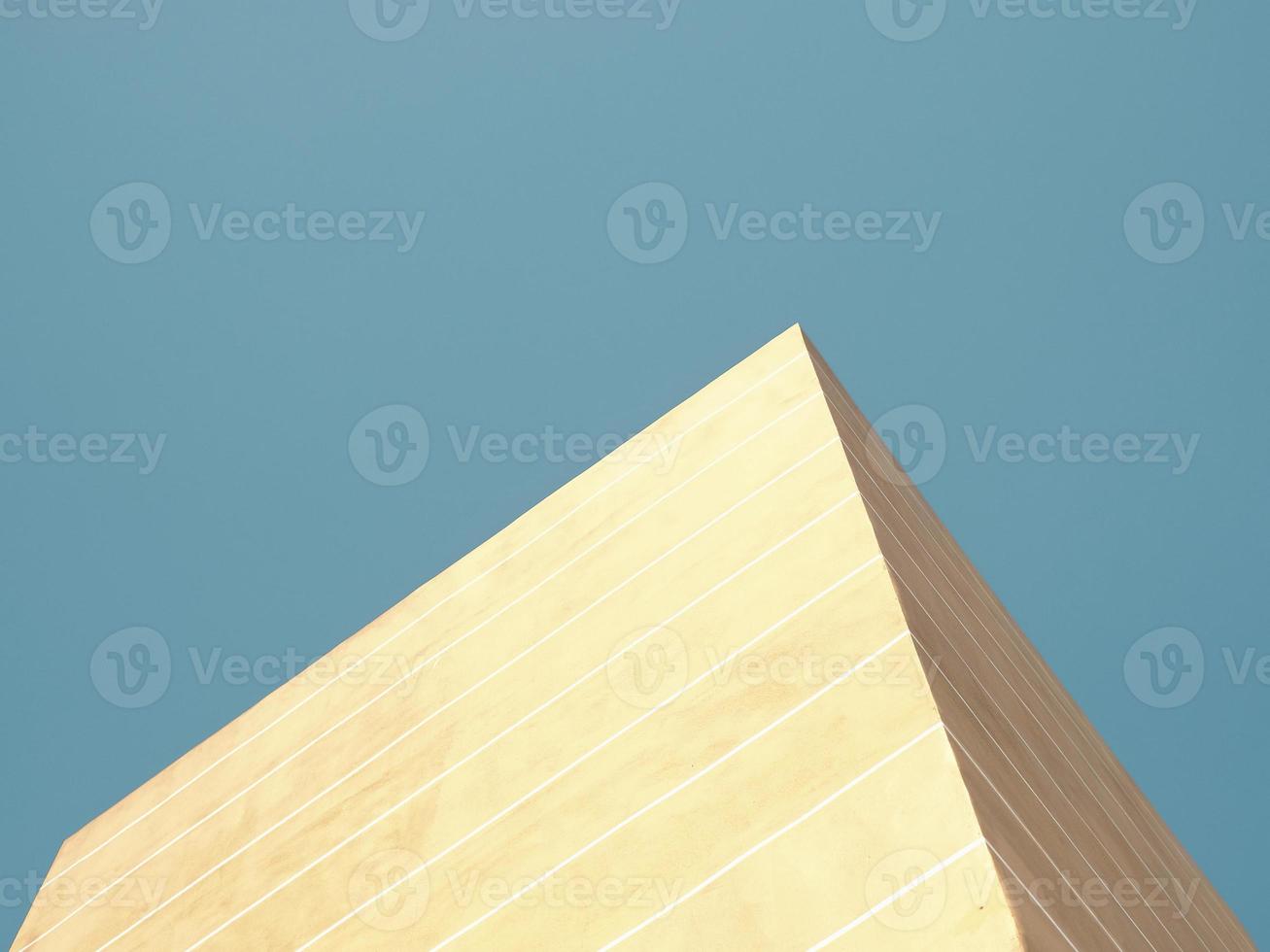 laag hoek visie van een geel piramide structuur tegen blauw lucht foto