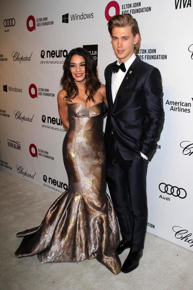 los angeles, 3 maart - vanessa hudgens, austin butler bij de elton john aids foundation s oscar viewing party in het west hollywood park op 3 maart 2014 in west hollywood, ca foto