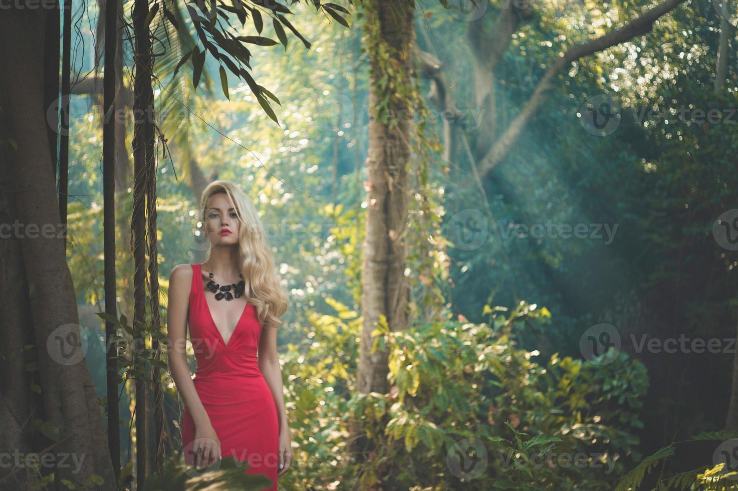 mooie dame in tropisch woud foto