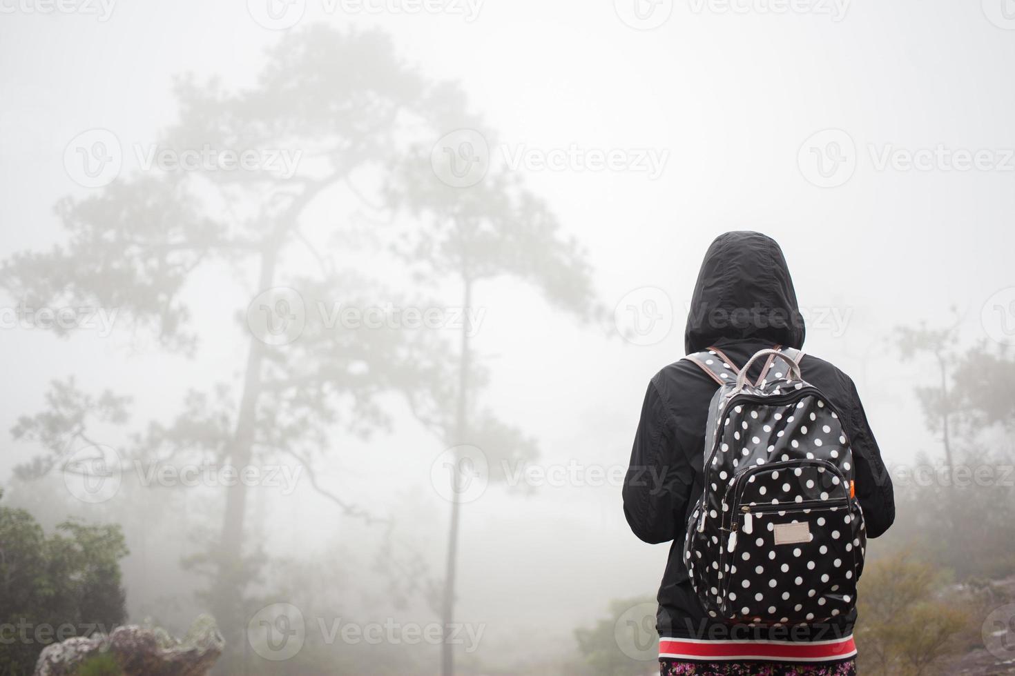 backpacker die door een mistig bos loopt foto