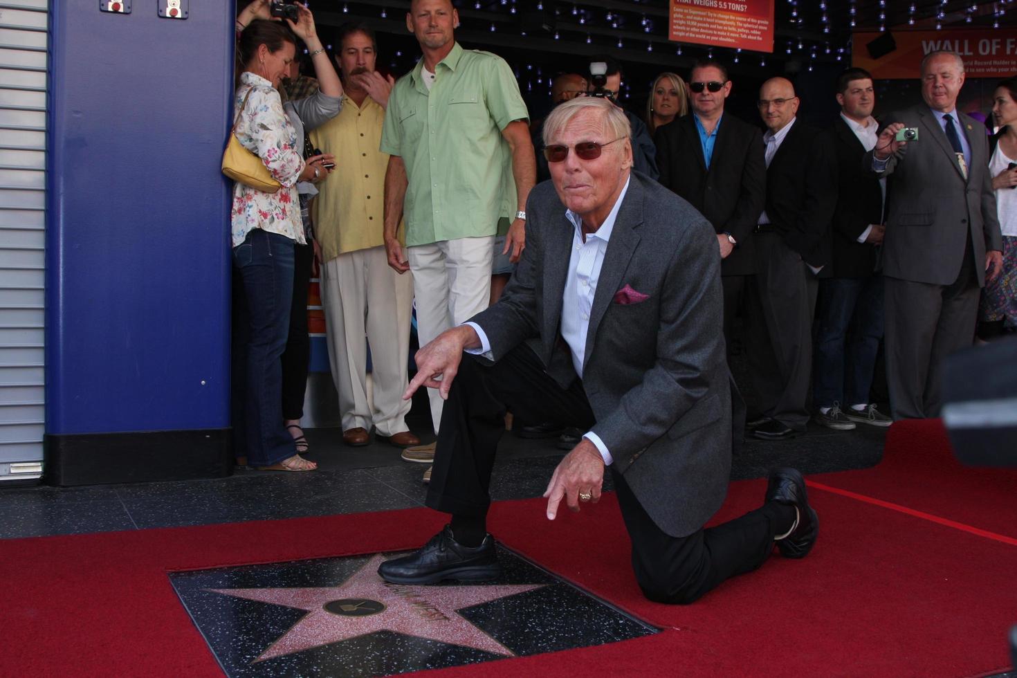 los angeles - apr 5 - Adam west Bij de Adam west Hollywood wandelen van roem ster ceremonie Bij Hollywood straat. Aan april 5, 2012 in los engelen, ca foto