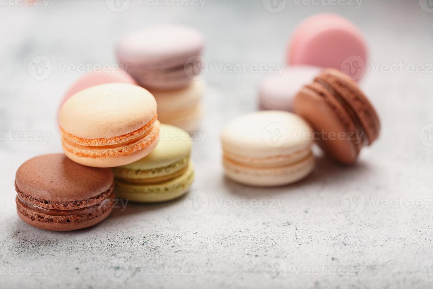 Frans macaroni koekjes van verschillend kleuren zijn Aan de grijs tafel. nog steeds leven van banketbakkerij. foto