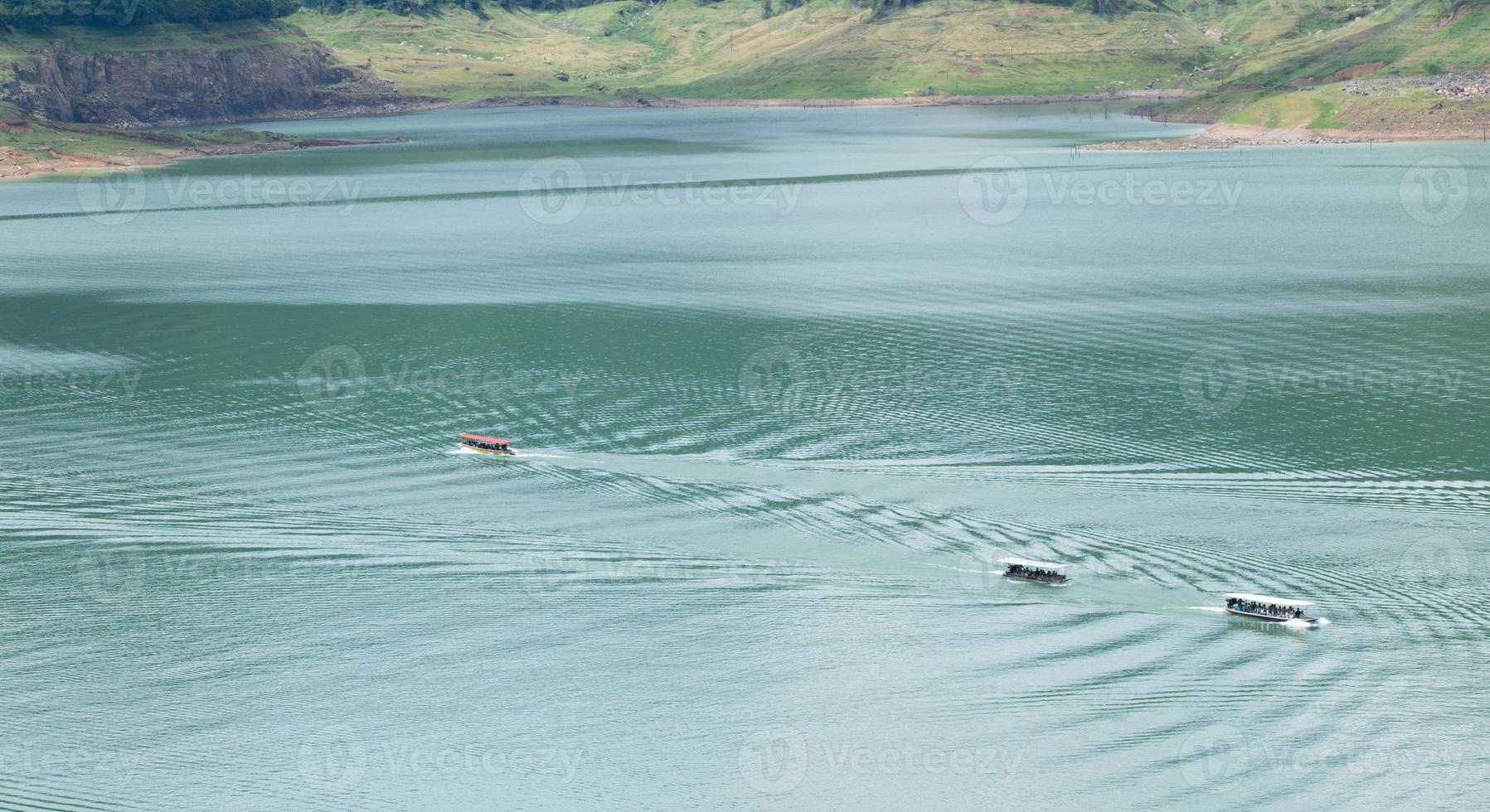 de boot beweegt Aan de oppervlakte van de water Bij de snelheid van veroorzaken golven, beweging van de boot. foto