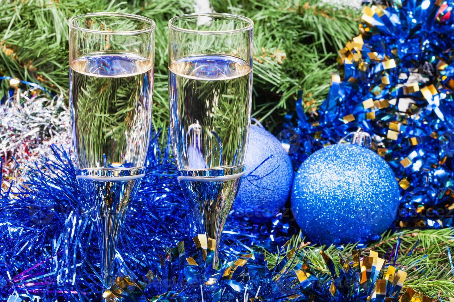 twee bril met blauw Kerstmis decoraties en boom 8 foto