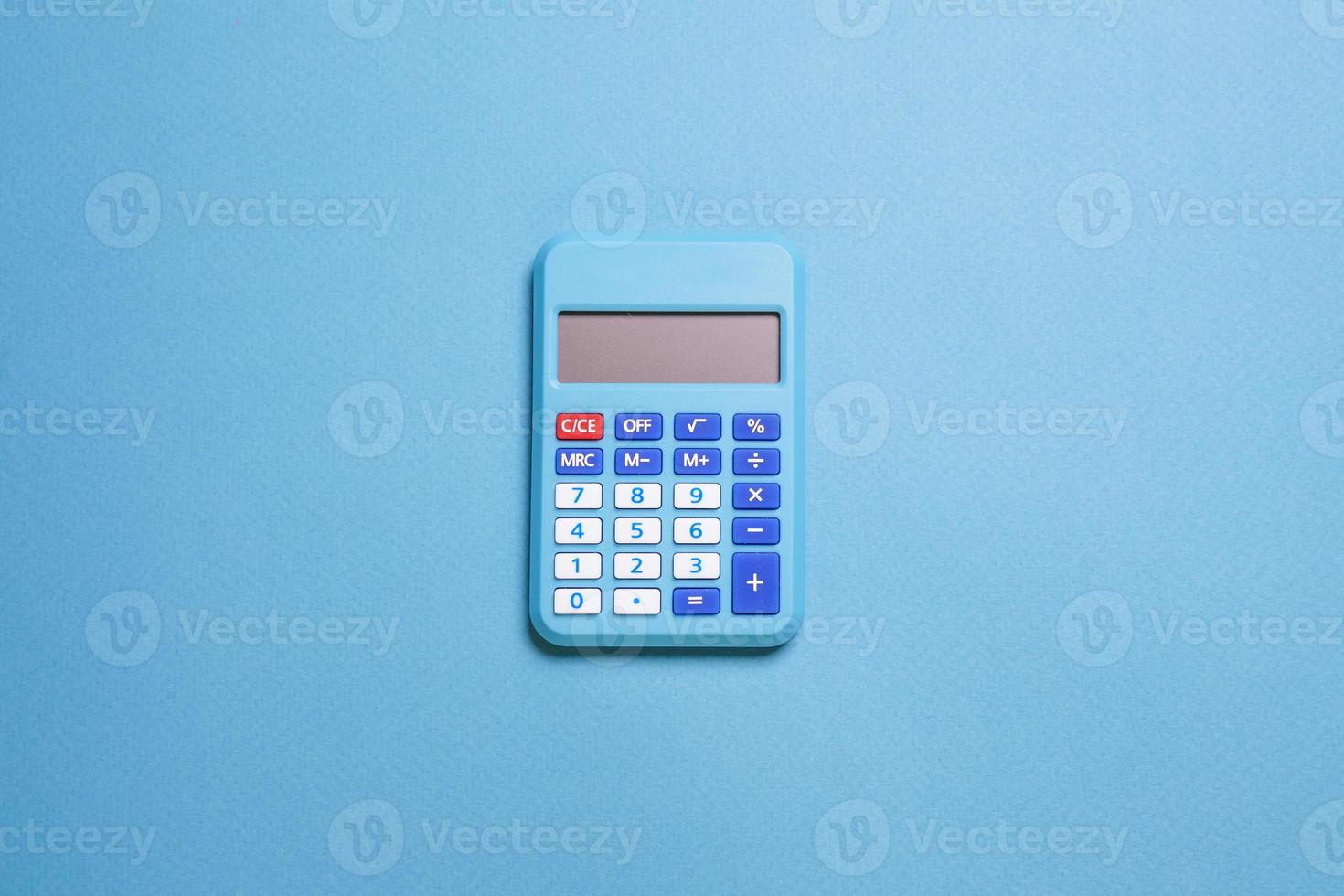 modern rekenmachine, bedrijf en financieel accounting concept Aan blauw achtergrond foto