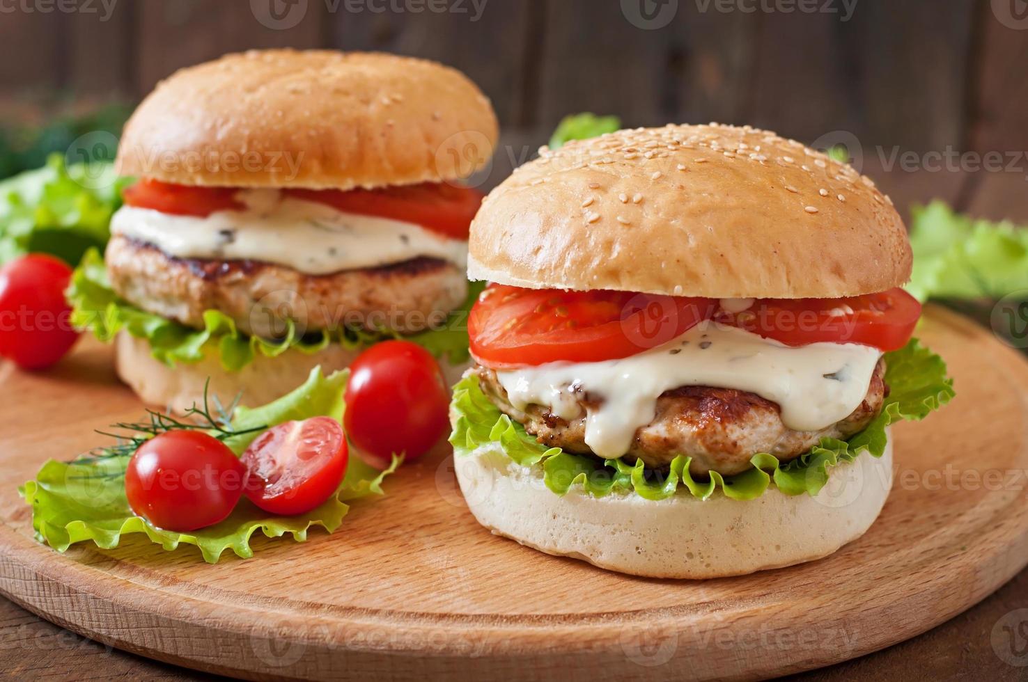 smakelijke hamburger met kipburger en tartaarsaus foto