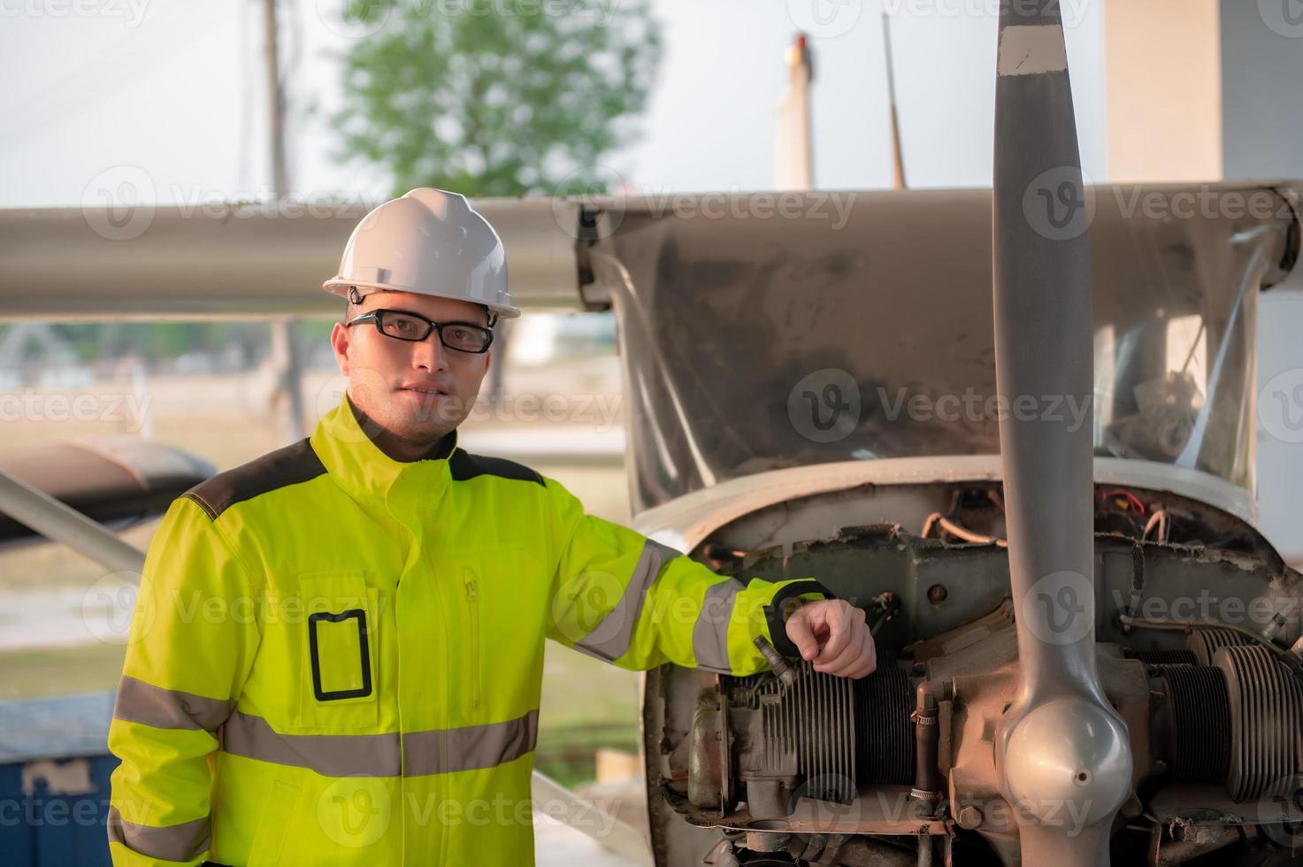 technicus vaststelling de motor van de vliegtuig, mannetje ruimtevaart bouwkunde controle vliegtuig motoren, aziatische monteur onderhoud inspecteert vlak motor foto