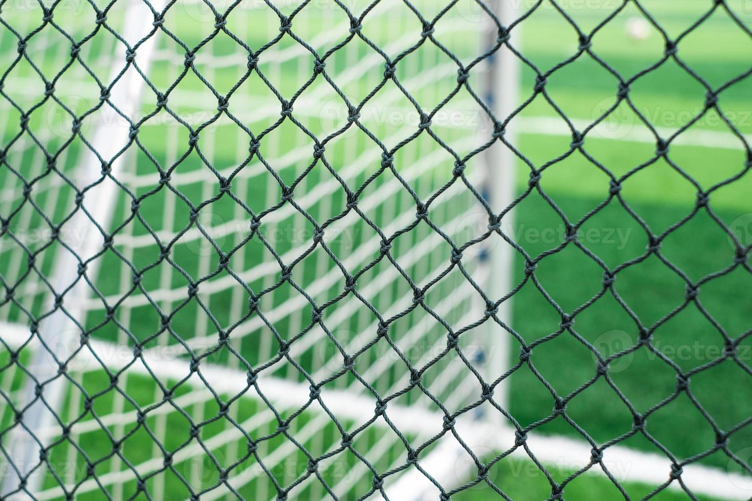 detailopname van omtrek hekwerk netto tegen een voetbal doel post foto