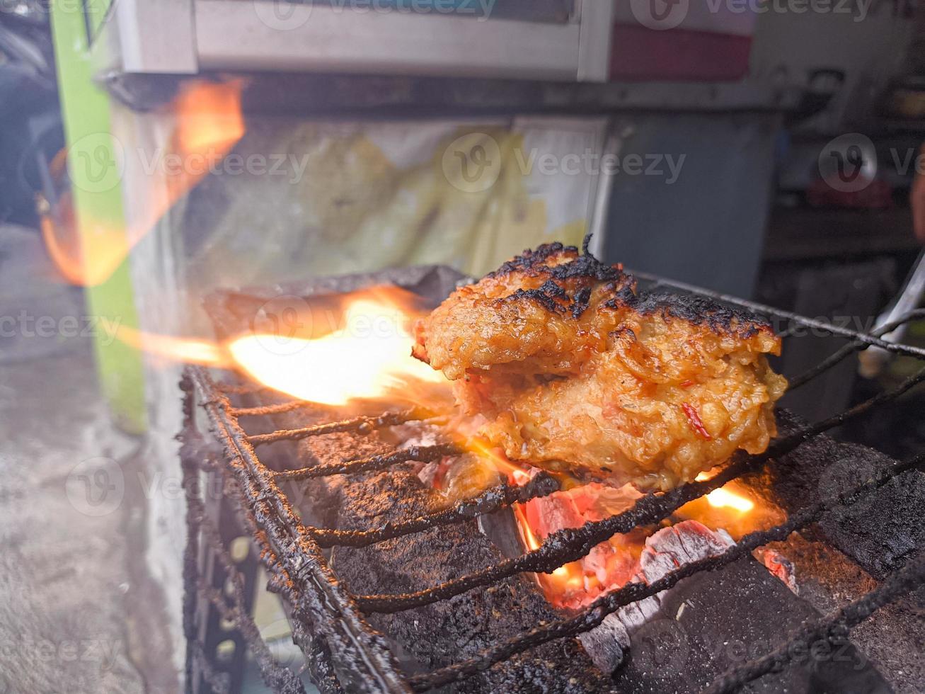 kip borst verpakt in krokant meel met heerlijk pittig kruiderijen gegrild Aan heet houtskool.typisch gegrild kip voedsel van Indonesië foto