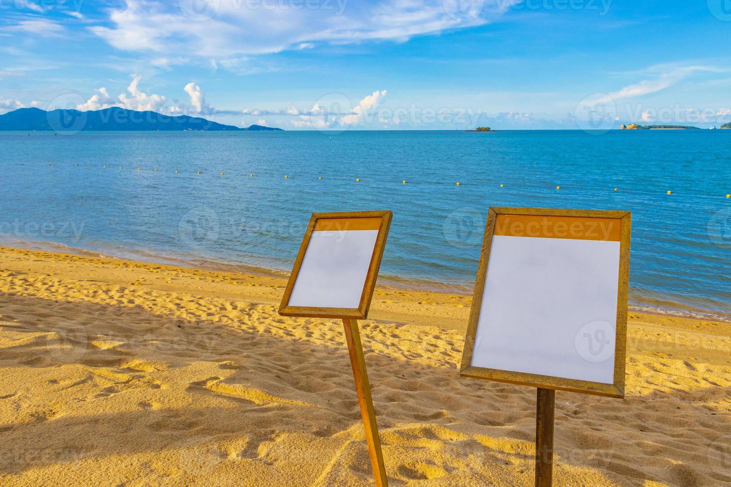 stad- tekens weg informatie bord directioneel tekens Aan strand Thailand. foto