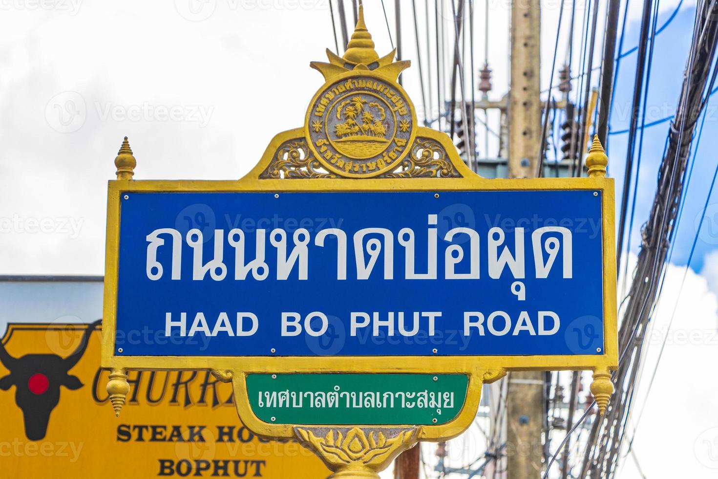 stad- tekens weg informatie bord directioneel tekens Aan strand Thailand. foto