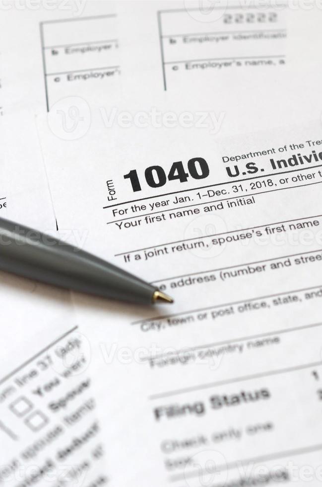de pen leugens Aan de belasting het formulier 1040 ons individu inkomen belasting opbrengst. de tijd naar betalen belastingen foto