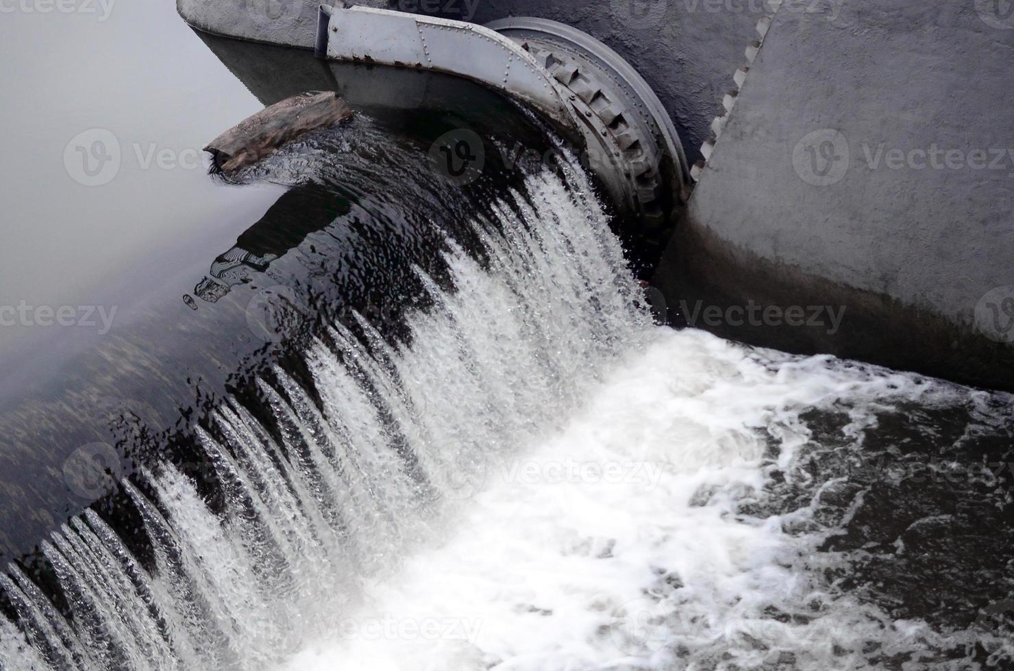 een afbeelding van de vloeiende water. de dam is ontworpen naar reguleren de water niveau in rivieren binnen de stad en naar voorzien technisch water naar industrieel voorwerpen foto