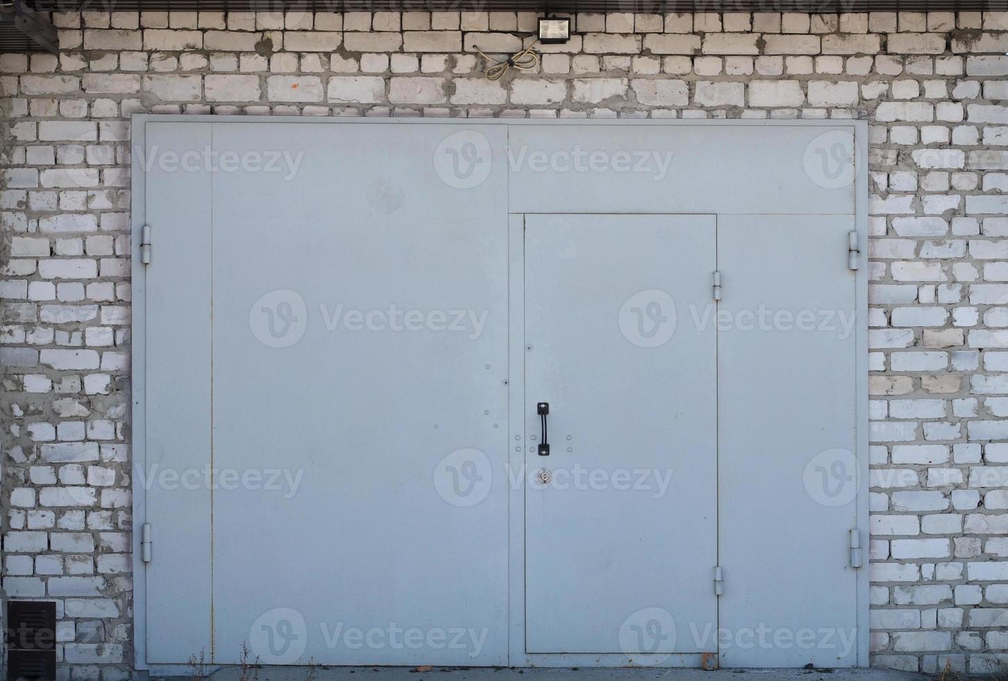 de structuur van een geschilderd metaal poort van een steen garage foto