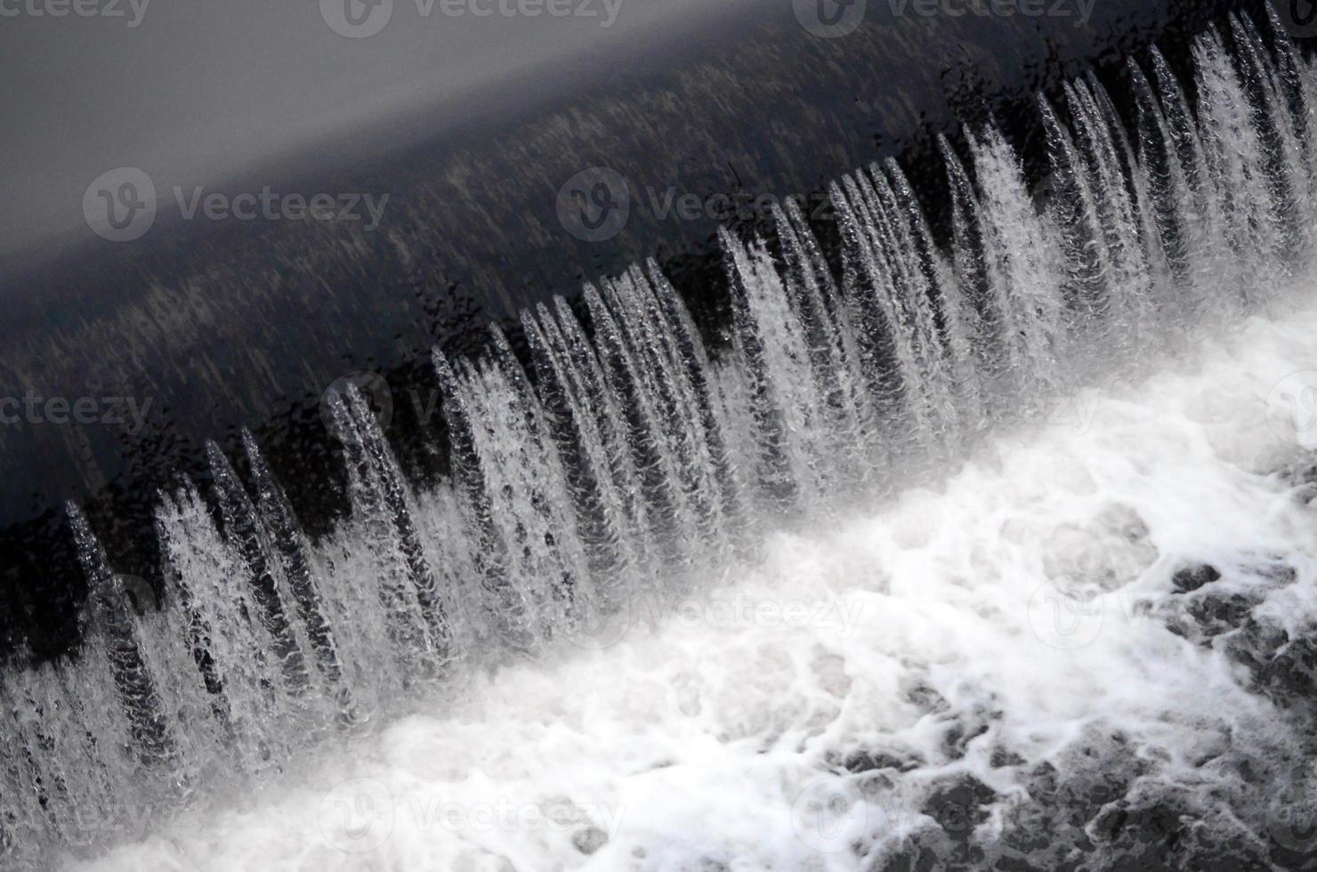 een afbeelding van de vloeiende water. de dam is ontworpen naar reguleren de water niveau in rivieren binnen de stad en naar voorzien technisch water naar industrieel voorwerpen foto