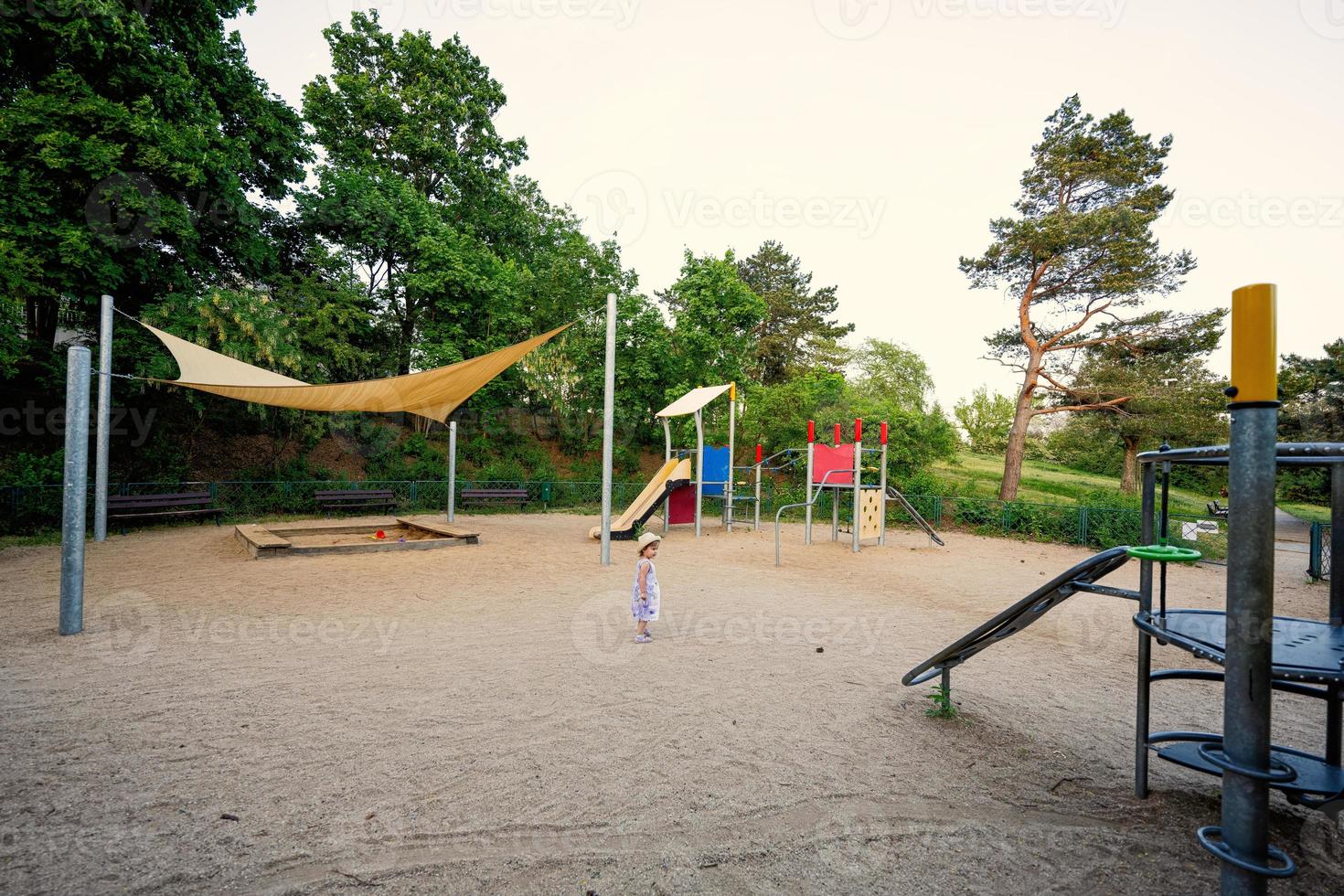 baby meisje in kinderen speelplaats speelgoed- reeks in openbaar park. foto