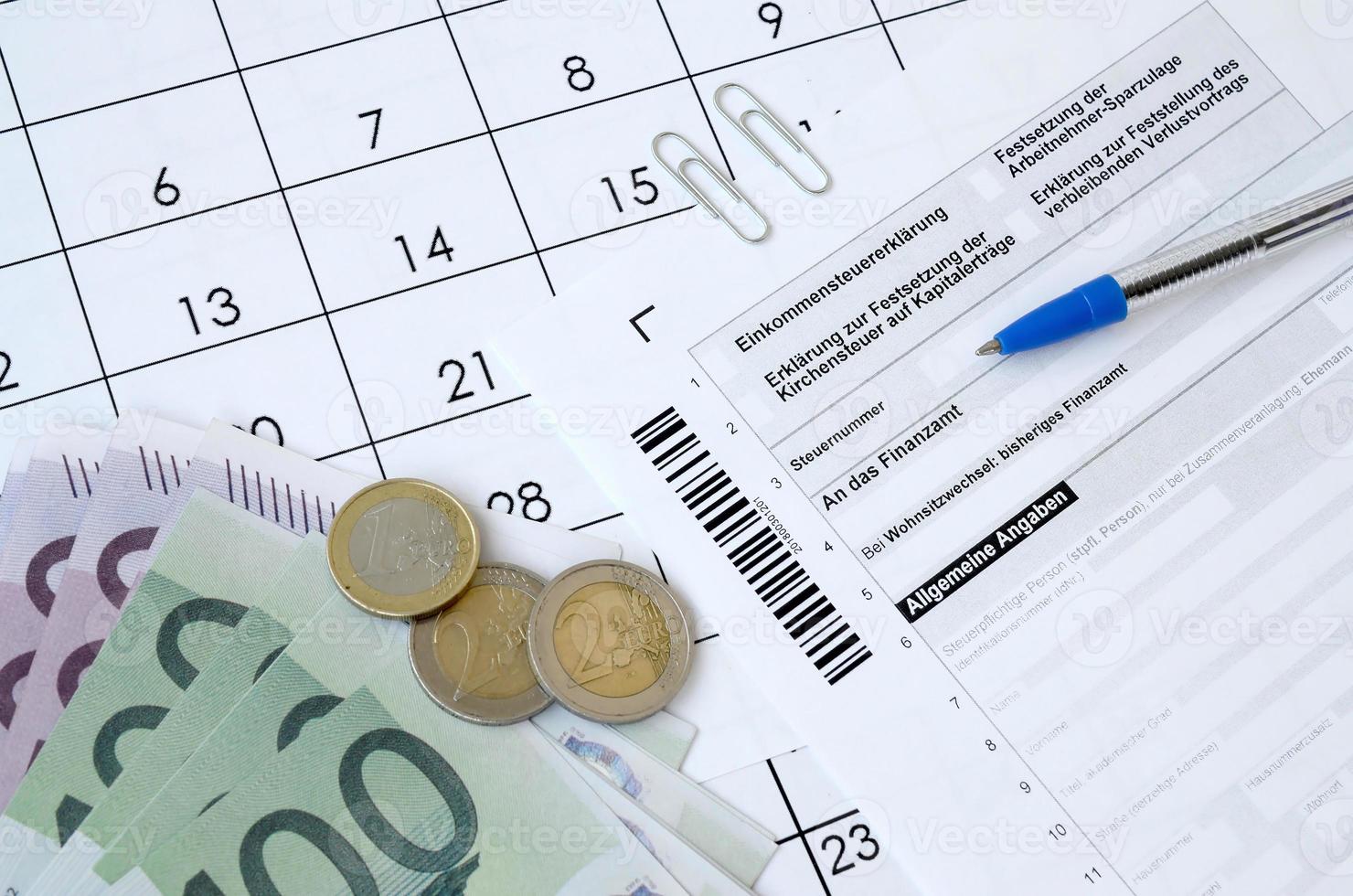 Duitse belasting het formulier met pen en Europese geld rekeningen leugens Aan kantoor kalender. belastingbetalers in Duitsland gebruik makend van euro valuta naar betalen belastingen foto