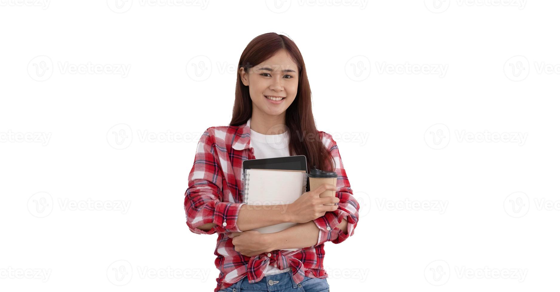 portret van een aantrekkelijk jong Aziatisch Universiteit leerling of college leerling in rood Scott overhemd Holding een koffie beker, tablet en notitieboekje staand over- wit achtergrond foto