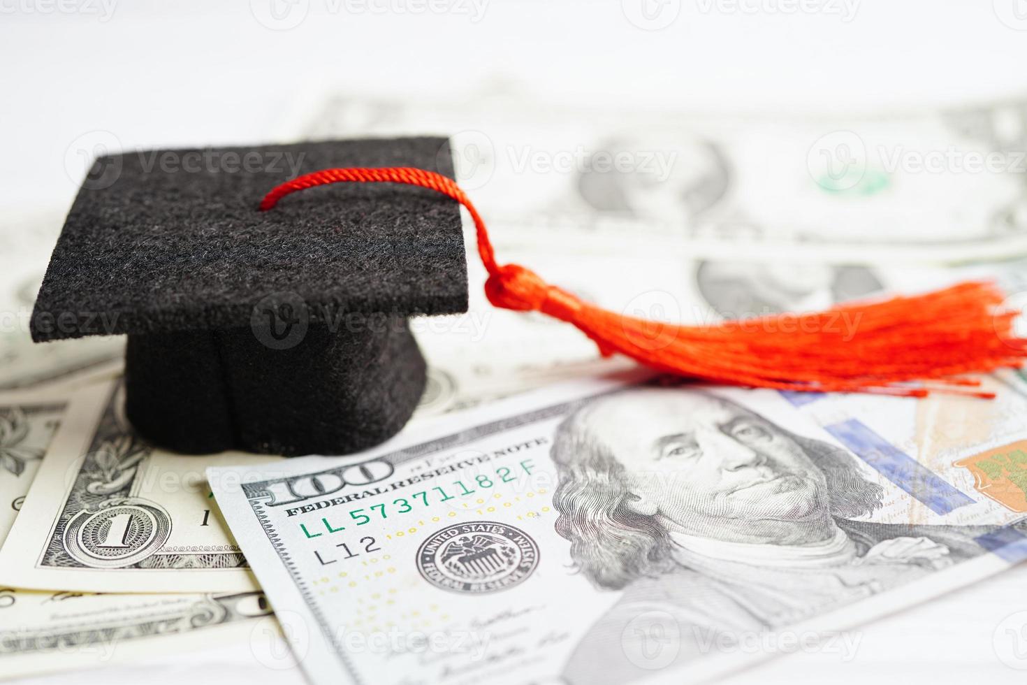diploma uitreiking kloof hoed Aan ons dollar bankbiljetten geld, onderwijs studie vergoeding aan het leren onderwijzen concept. foto