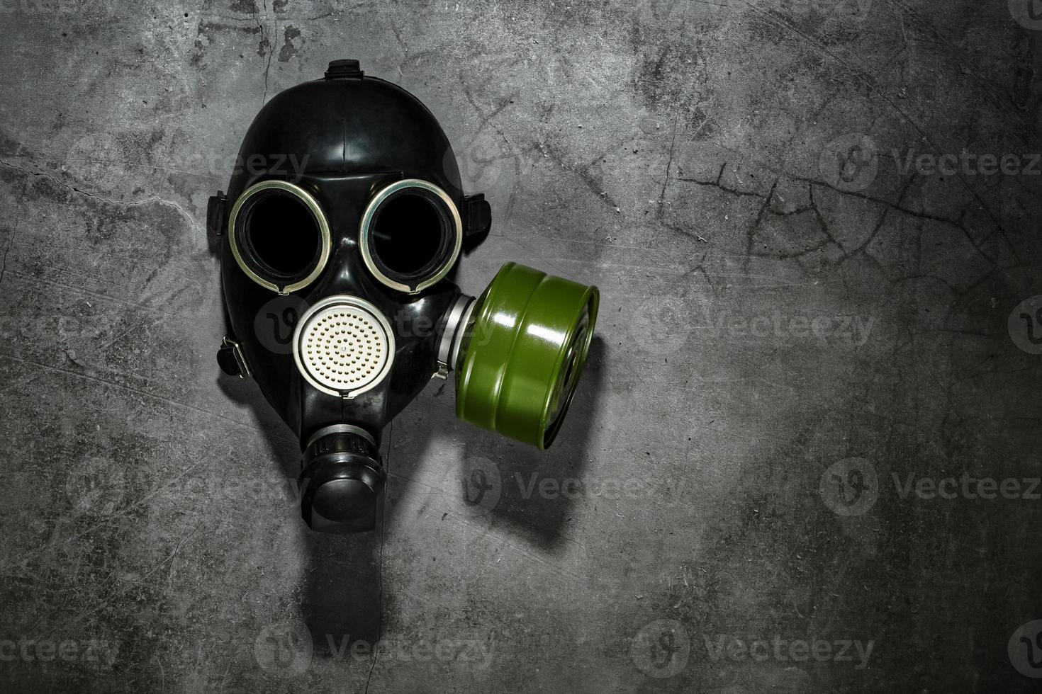 gas- masker Aan een zwart steen achtergrond met een groen filter patroon. post-apocalyptisch concept. foto