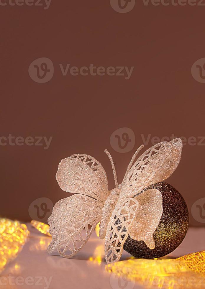 glimmend wit vlinder Aan zilver bal met sparkles en lantaarns. kerstmis, nieuw jaar, verjaardag, Internationale vrouwen dag. kopiëren ruimte foto