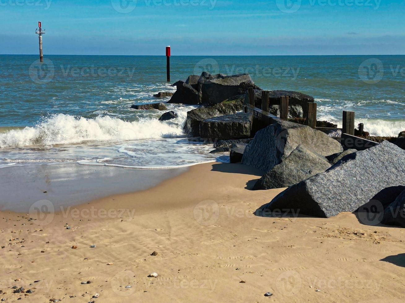 rotsachtig golfbreker strand verdedigingen van waxham in norfolk foto