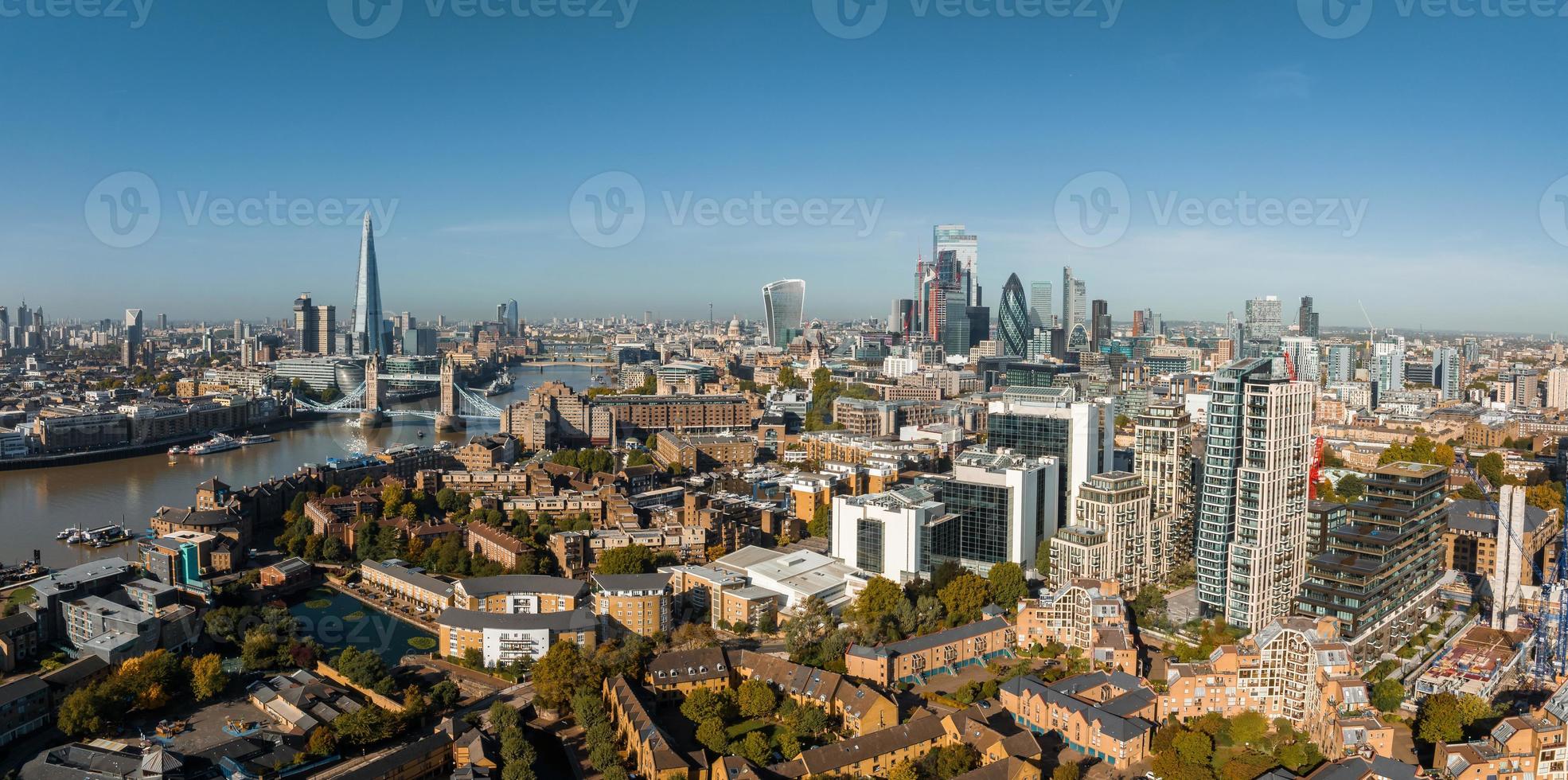 antenne panoramisch stadsgezicht visie van Londen en de rivier- Theems foto